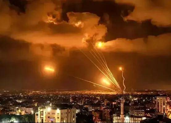 伊朗防空系统火了！几乎100%拦截以军导弹，以色列百架战机空袭成“烟花秀”