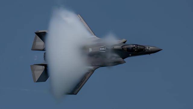 美军高官给歼-35泼脏水，外媒说了大实话：他害怕F-35卖不出去