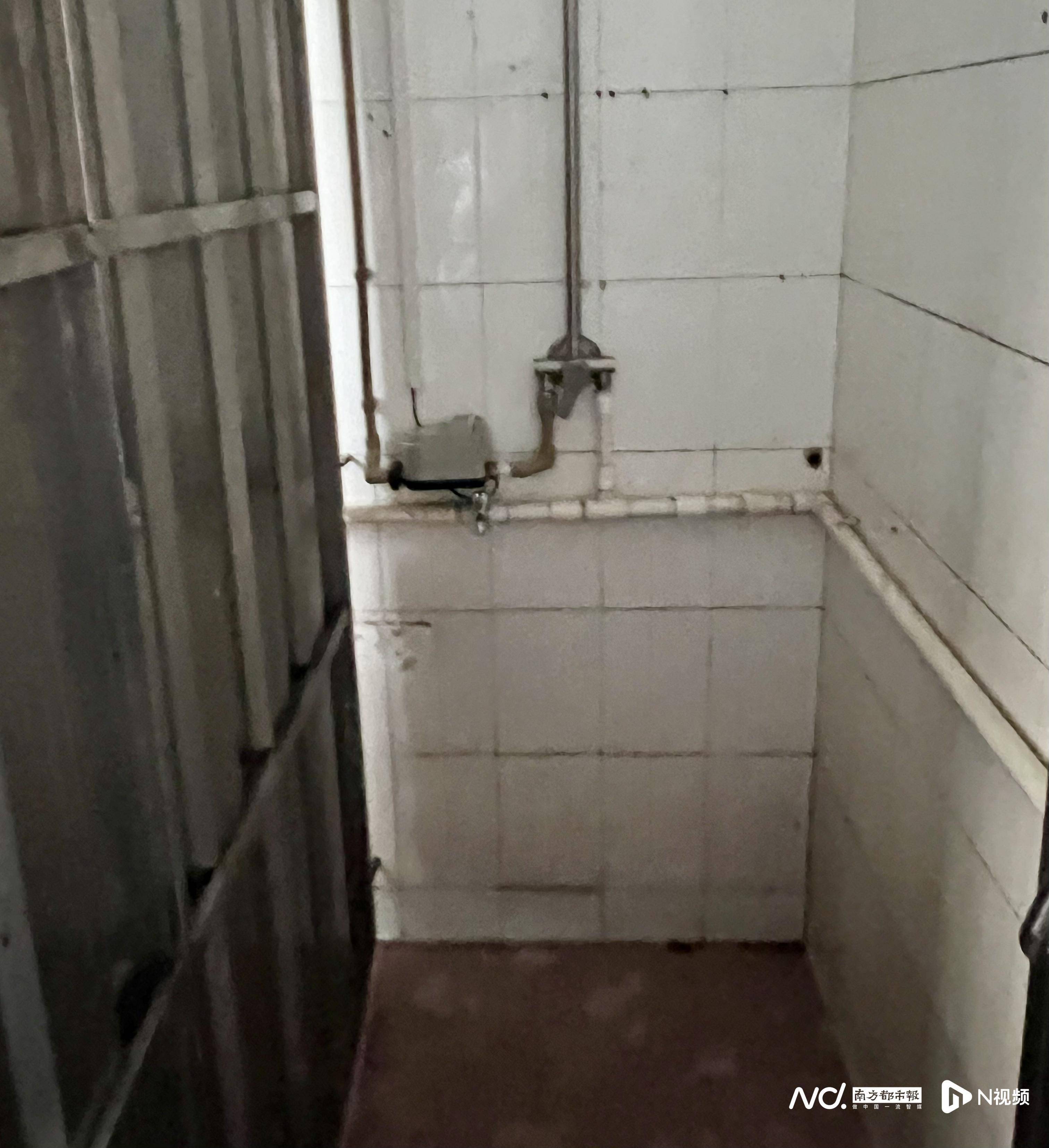 佛山顺德区一中学37㎡宿舍住14人，校方回应
