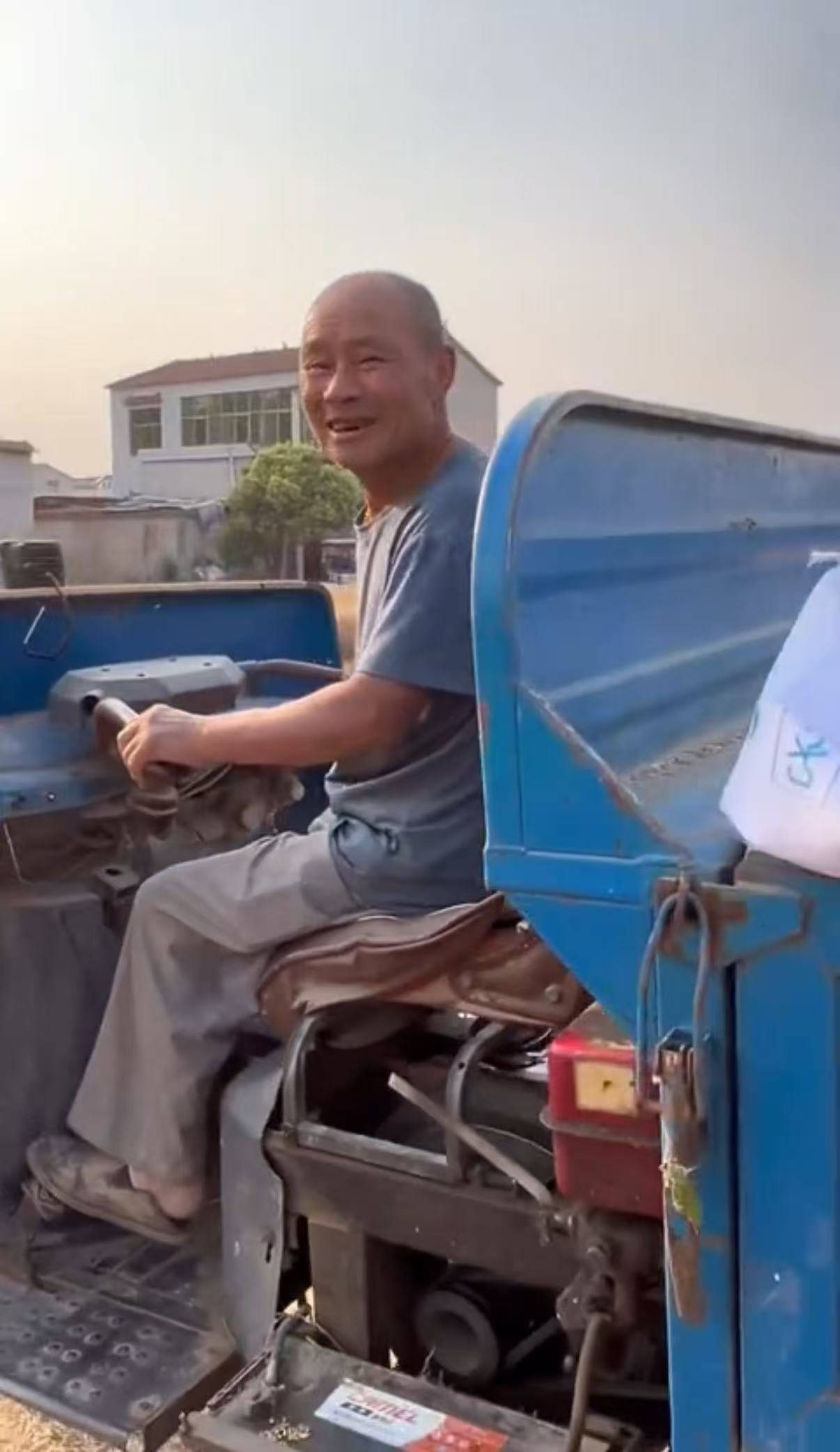 双向奔赴！河南男子安徽收麦遇老人用镰刀割麦，主动帮忙后被强行“投喂”饮料