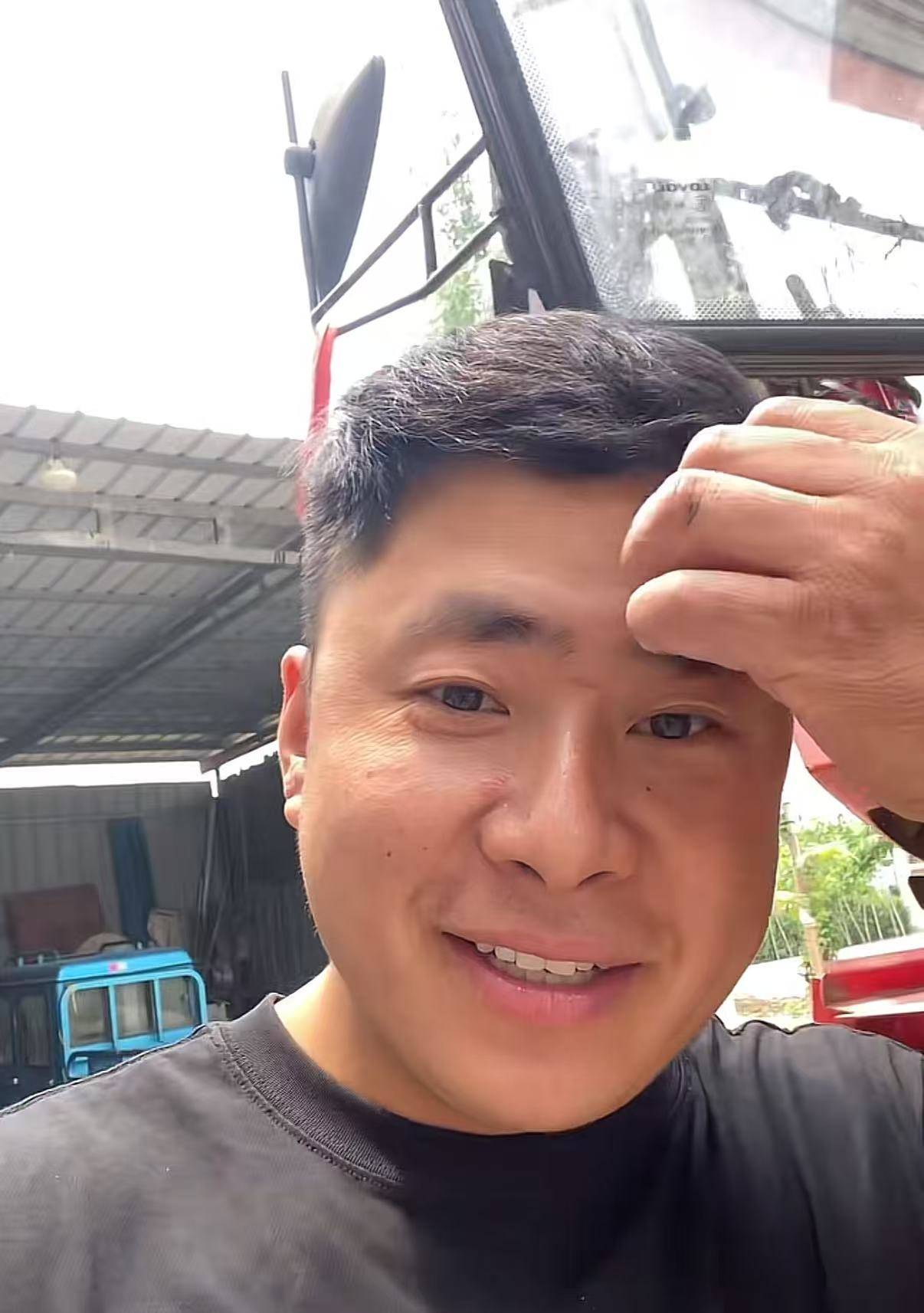 双向奔赴！河南男子安徽收麦遇老人用镰刀割麦，主动帮忙后被强行“投喂”饮料