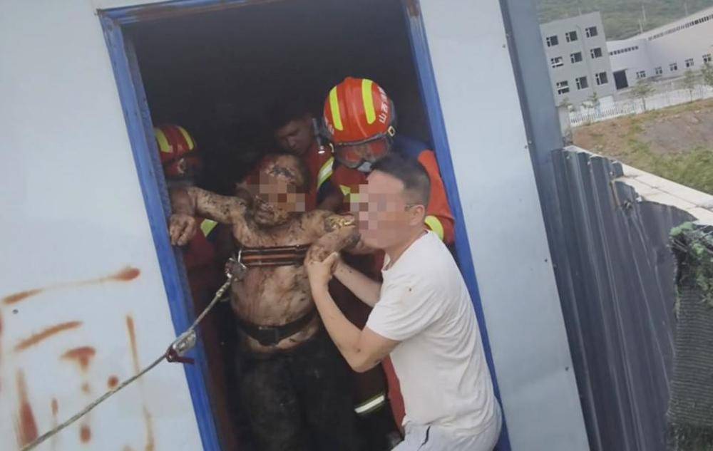 山西一男子失足掉入旱厕，躺坑中等消防救援，网友：那个场面有点绝望