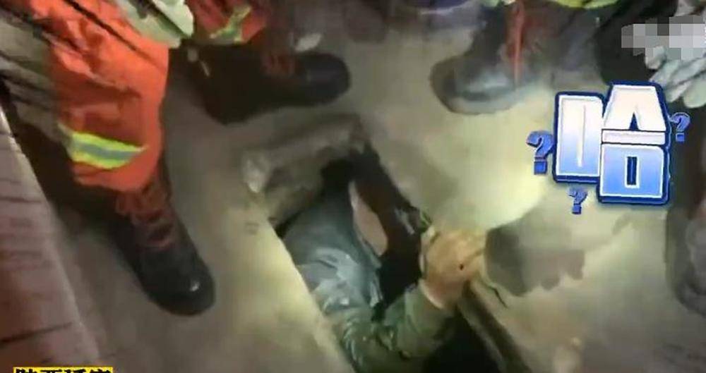 山西一男子失足掉入旱厕，躺坑中等消防救援，网友：那个场面有点绝望
