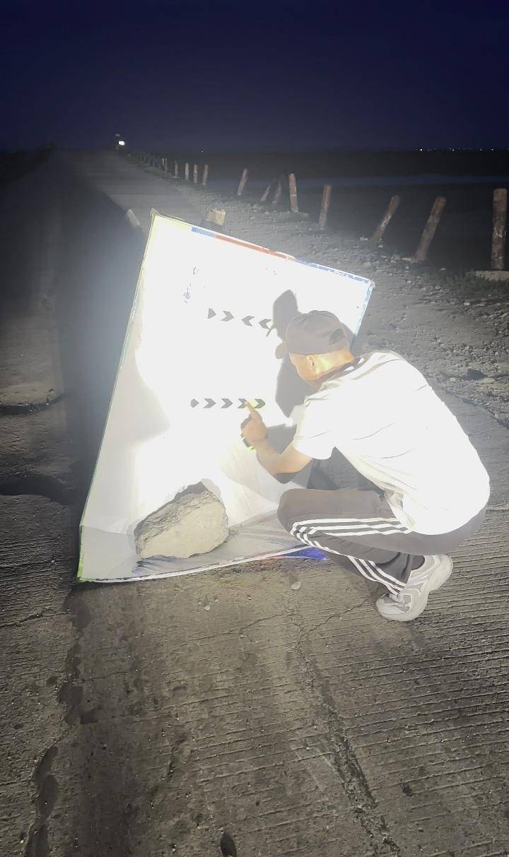 夜晚开车遇大坑,内蒙古一对夫妻往返20余公里布置“警示牌”