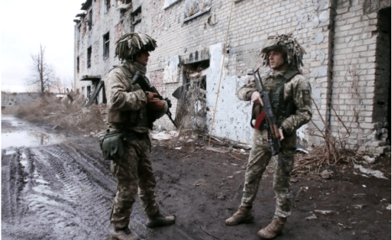 俄军40次冲锋攻入红军城!乌民众千人抗议逼宫,泽连斯基要下台?