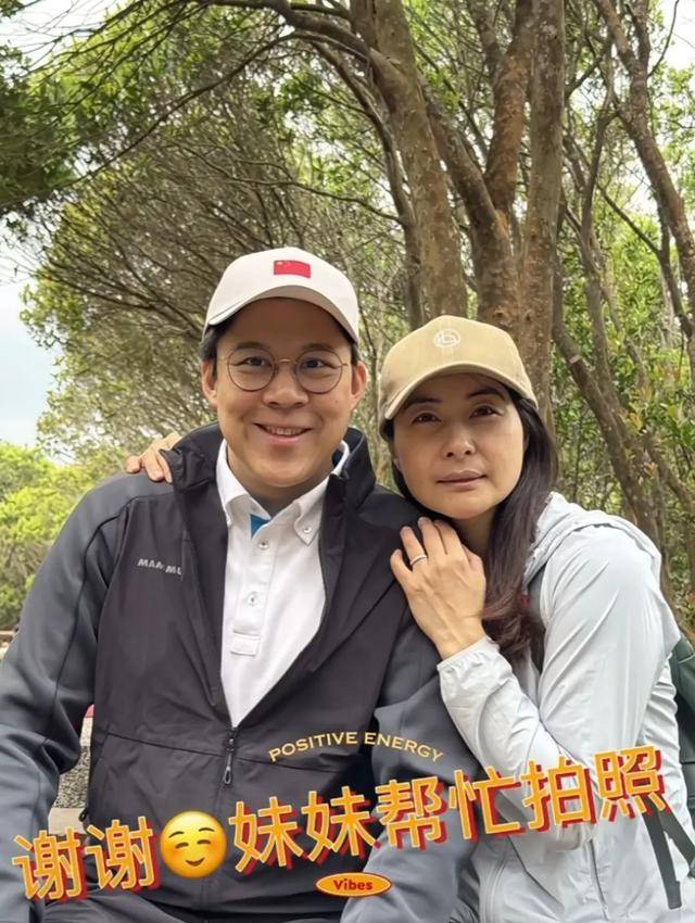 霍启刚专程飞新加坡,见证郭晶晶入选国际游泳名人堂,二人结婚13年,育有一子两女