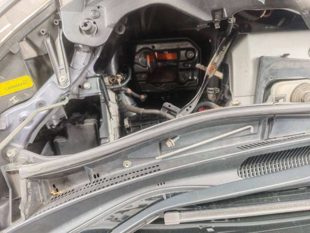 客车发动机下藏匿23台旧手机,被海关查获