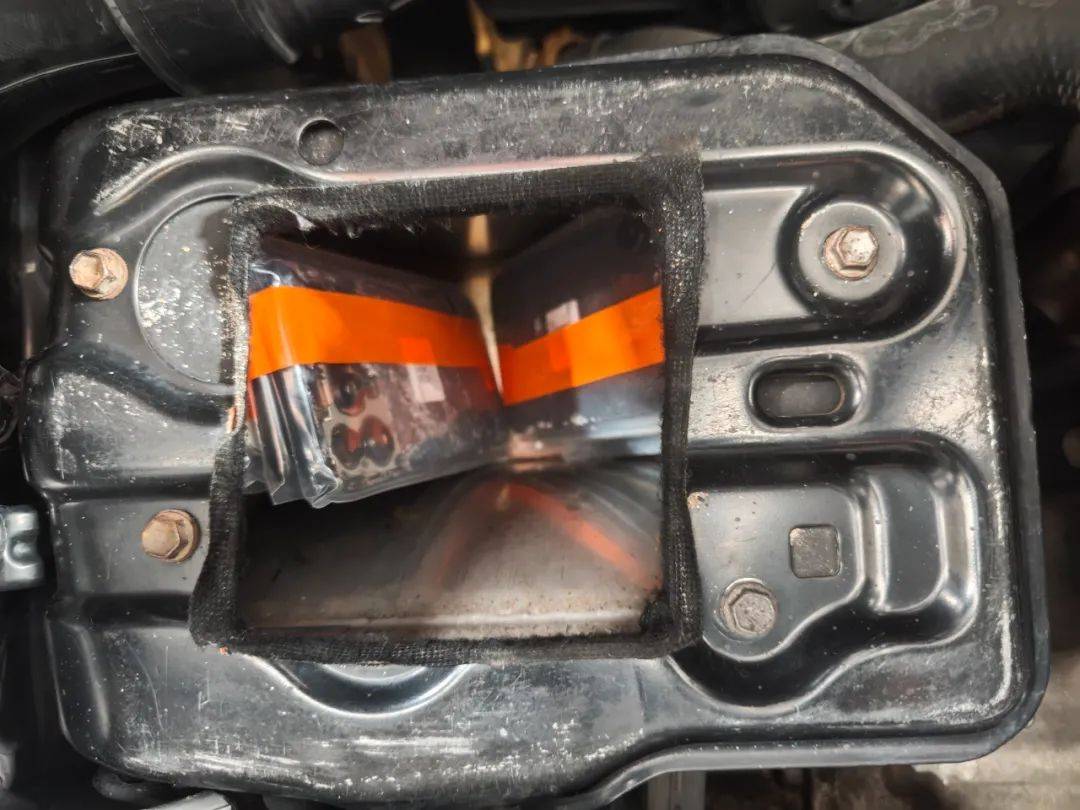 客车发动机下藏匿23台旧手机,被海关查获