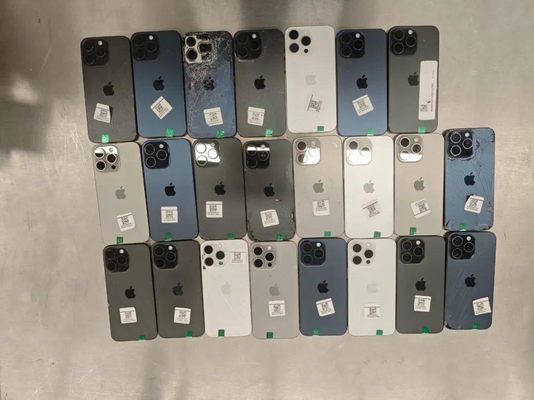 客车发动机下藏匿23台旧手机,被海关查获