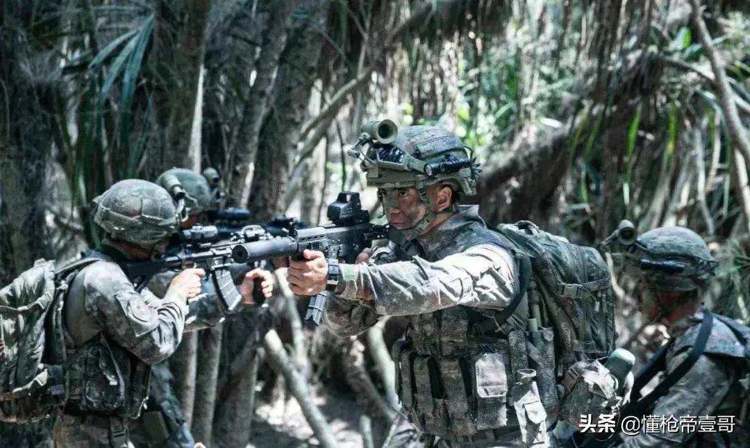 中国特种兵新装备摸秃美军，网友：你跟我说这是解放军？