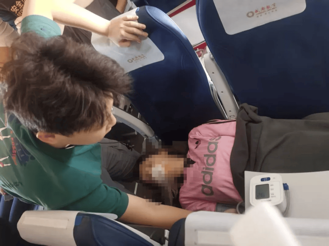 医学生飞机上救人被质疑“没资格”？回应来了！