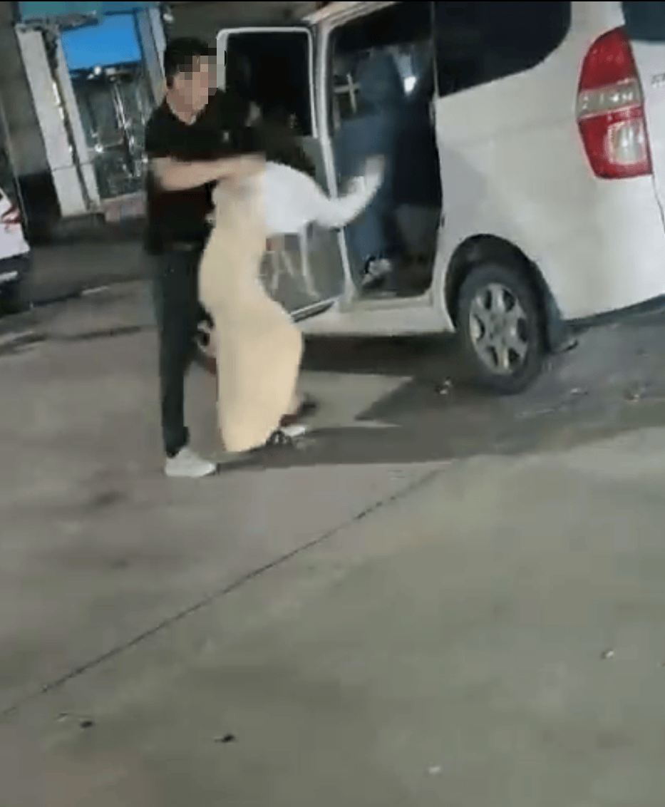 警方回应“河南开封一女子被殴打后被推进面包车”:系父女,因女儿叛逆不肯回家打人