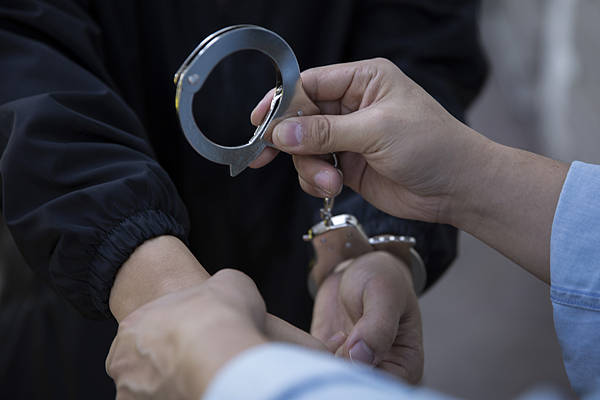 家长质疑校服质量被拘7天，网络维权的边界在哪