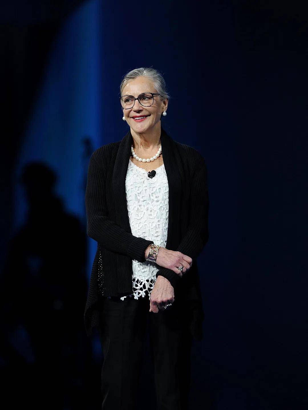 身家千亿美元的沃尔玛小公主：不上班，不生娃，只烧钱