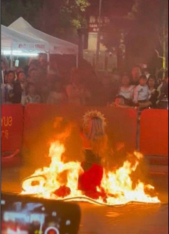 云南昆明商场表演“火裙舞”,一名女演员裙子引燃被烧伤