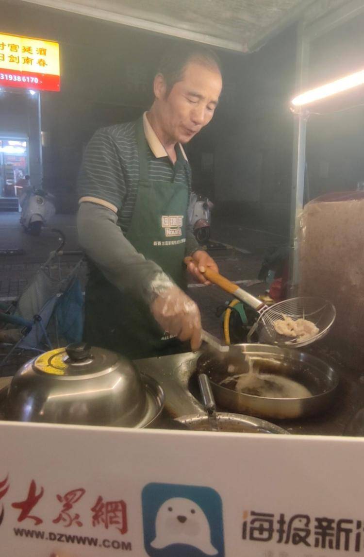 揭秘“鸡排哥”和“鸡排家族”:没火前他免费教亲戚炸鸡摆摊,走红后亲戚都来帮忙打下手