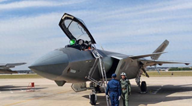 中国歼-20近400架，数量与质量齐飞！美国专家慌了，对着美军喊出要以少胜多