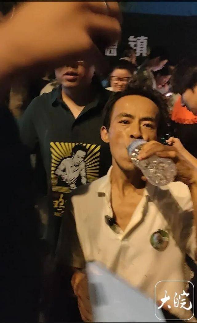 “鸡排哥”联手亲属摆出了5个摊位，隔壁阜阳摊主利润翻两番！