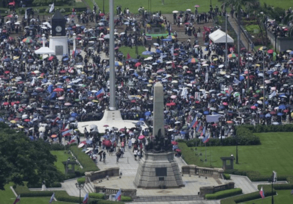 总统府前被烧成火海，总统却下落不明！菲律宾一夜变天，20城全乱了