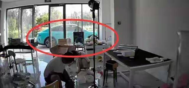 小米汽车突然自己开走？车主否认“误触手机致车辆启动”