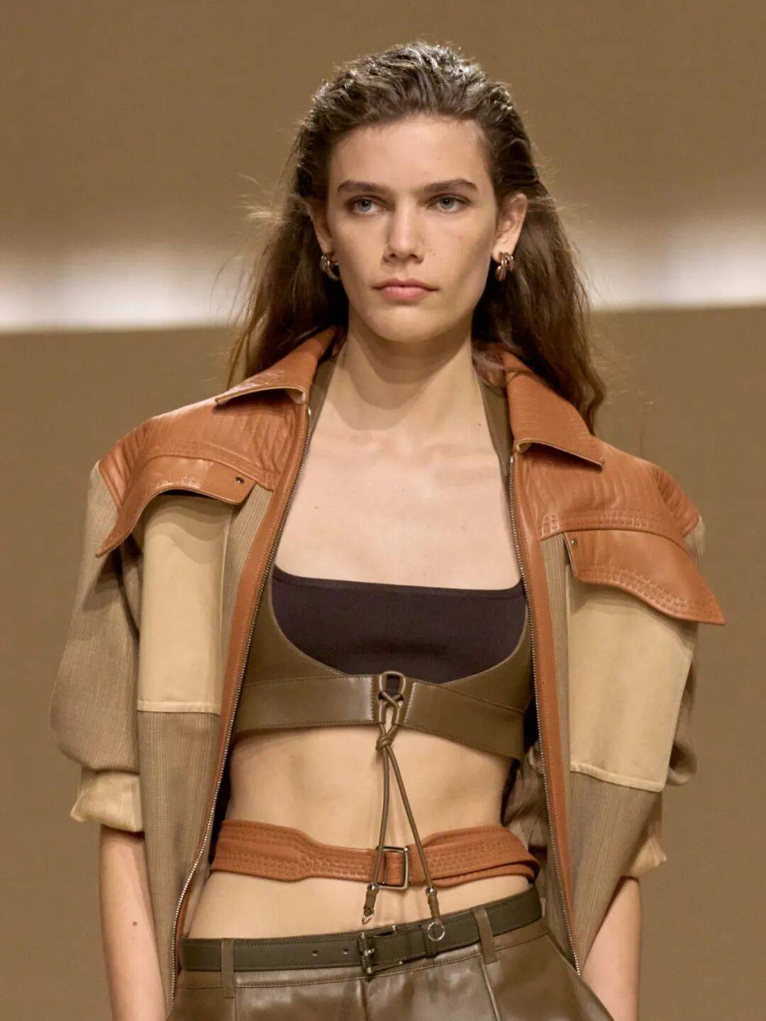 Hermès的女骑士,在沙滩上自由驰骋