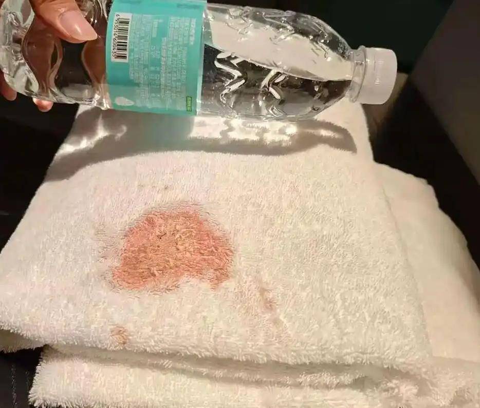 希岸酒店浴巾上出现大片血迹，到底是谁的责任？