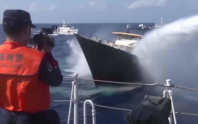 菲船白旗求饶后，黄岩岛暗战升级！美国沉默，菲方不敢再提“动武”