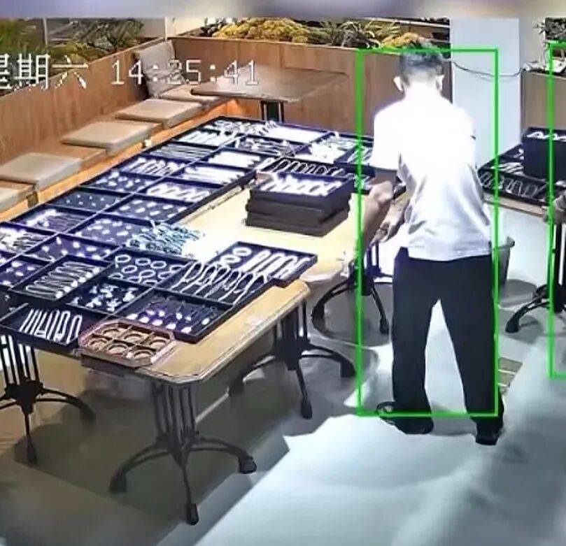 员工拉桌子碰碎近50个和田玉镯，店主称“价值超100万”：不怪他