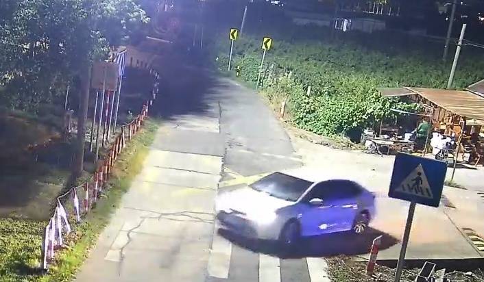 浙江一姑娘以奶茶为记号，竟然在草丛里藏了11万现金！