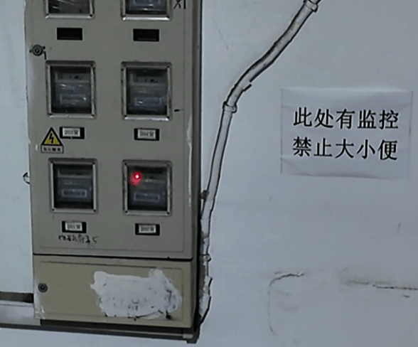 上海有外卖员在楼道看着监控继续尿尿!居民苦不堪言:第二天味道就上来了