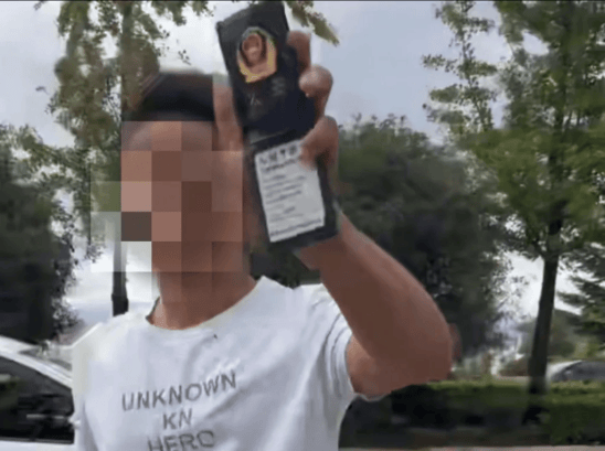 别停他人还亮“警察证”？行拘！