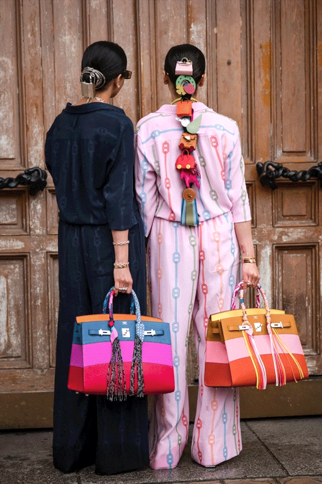 爱马仕当“头饰”,香奈儿挂满身,这对“神秘姐妹”是谁?