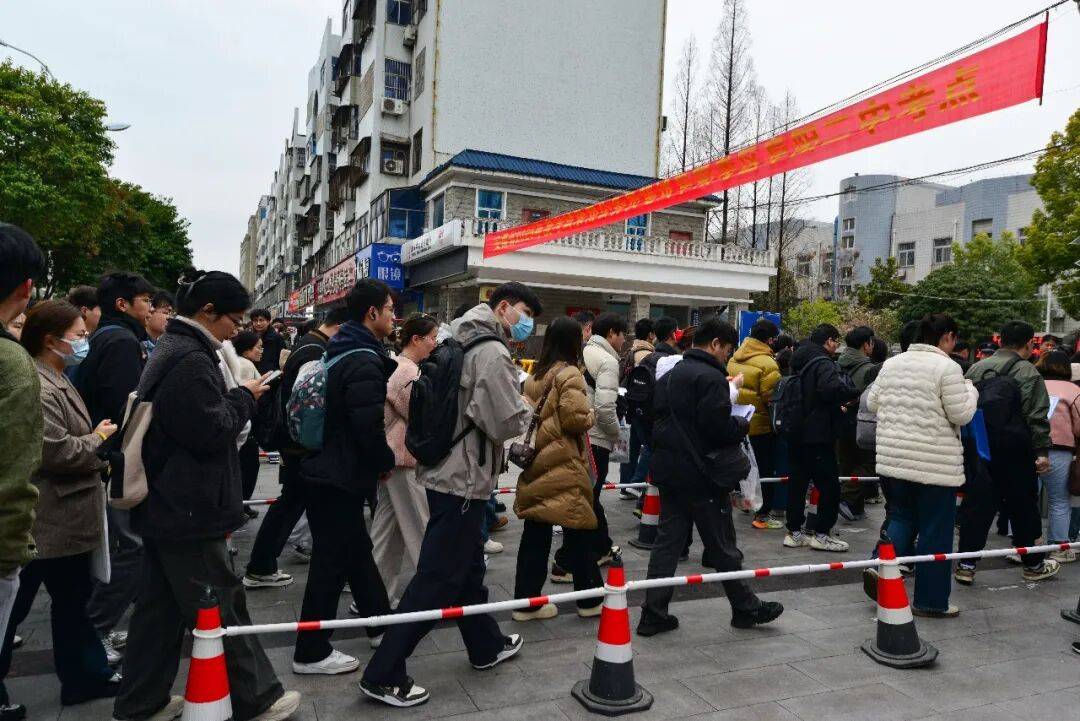 35岁后，他们决定去考公