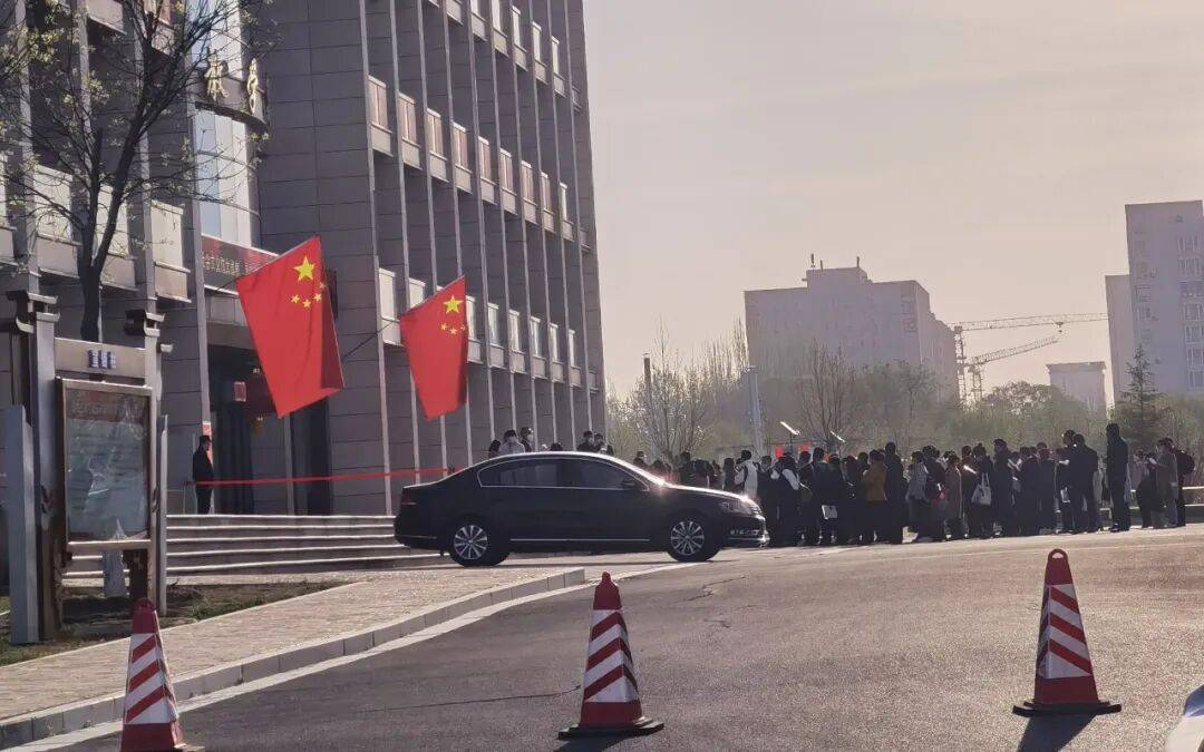 35岁后，他们决定去考公