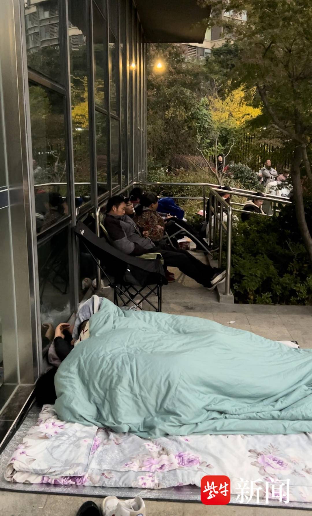 南京市民裹被子彻夜排队“抢”电动车牌 ！啥情况？记者凌晨探访上牌点——