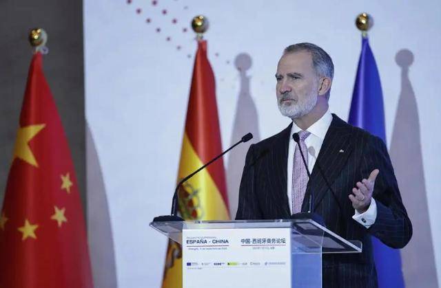 时隔18年来华，第一站没去北京！中方高规格接待，狂签10项协议